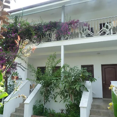 Garden Bed and Breakfast *